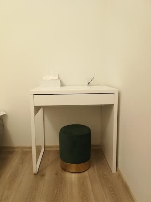 Uroczy, Jasny Apartament Oraz Bezplatny Parking! Apartment Krasków Exterior foto