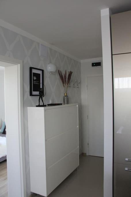 Uroczy, Jasny Apartament Oraz Bezplatny Parking! Apartment Krasków Exterior foto