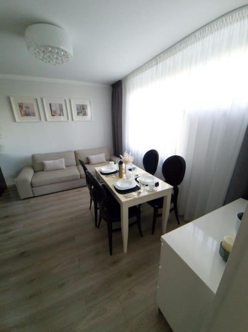 Uroczy, Jasny Apartament Oraz Bezplatny Parking! Apartment Krasków Exterior foto