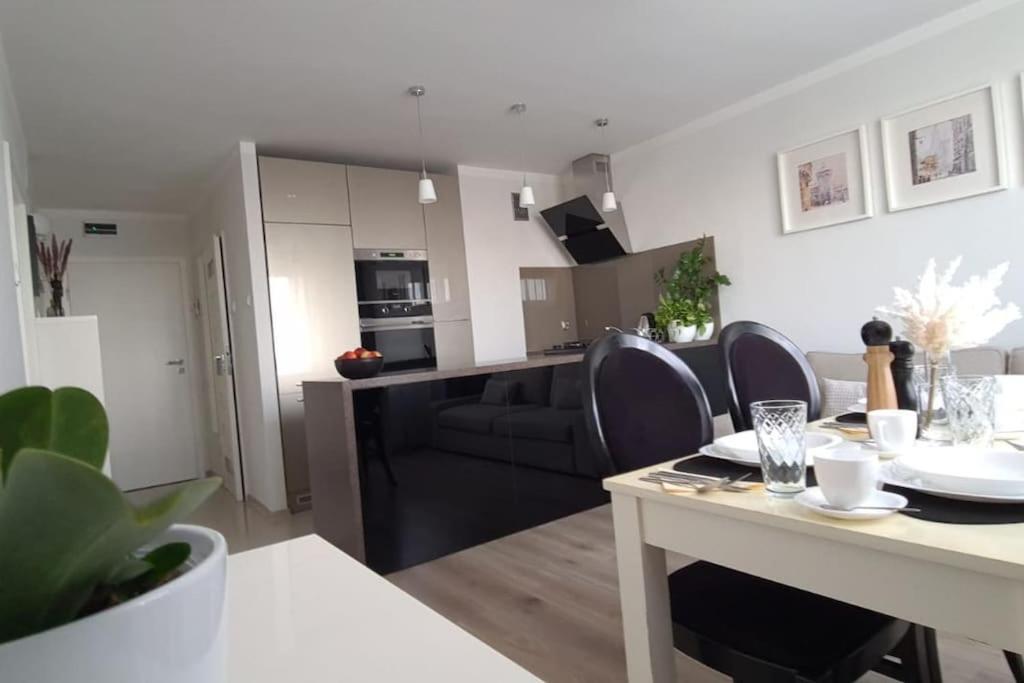 Uroczy, Jasny Apartament Oraz Bezplatny Parking! Apartment Krasków Exterior foto