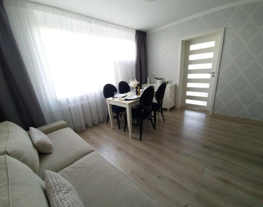 Uroczy, Jasny Apartament Oraz Bezplatny Parking! Apartment Krasków Exterior foto